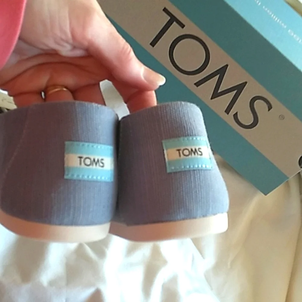 NIB Women's Toms light blue canvas shoes size 9.5 - Picture 5 of 9